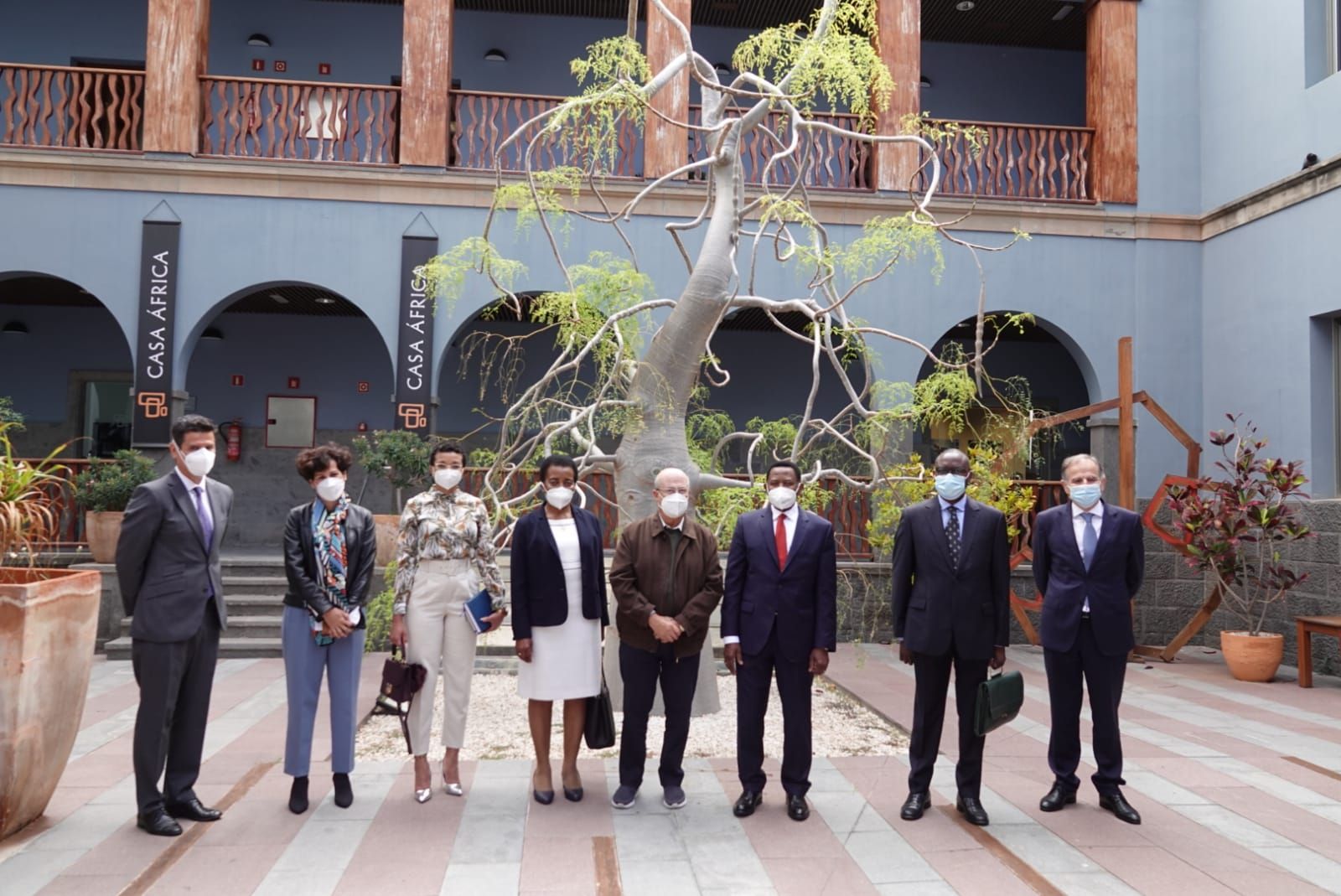 El embajador de Guinea Ecuatorial en España visita Casa África. La delegación, en el patio de Casa África, junto al director general, el secretario general y la gerente de la institución