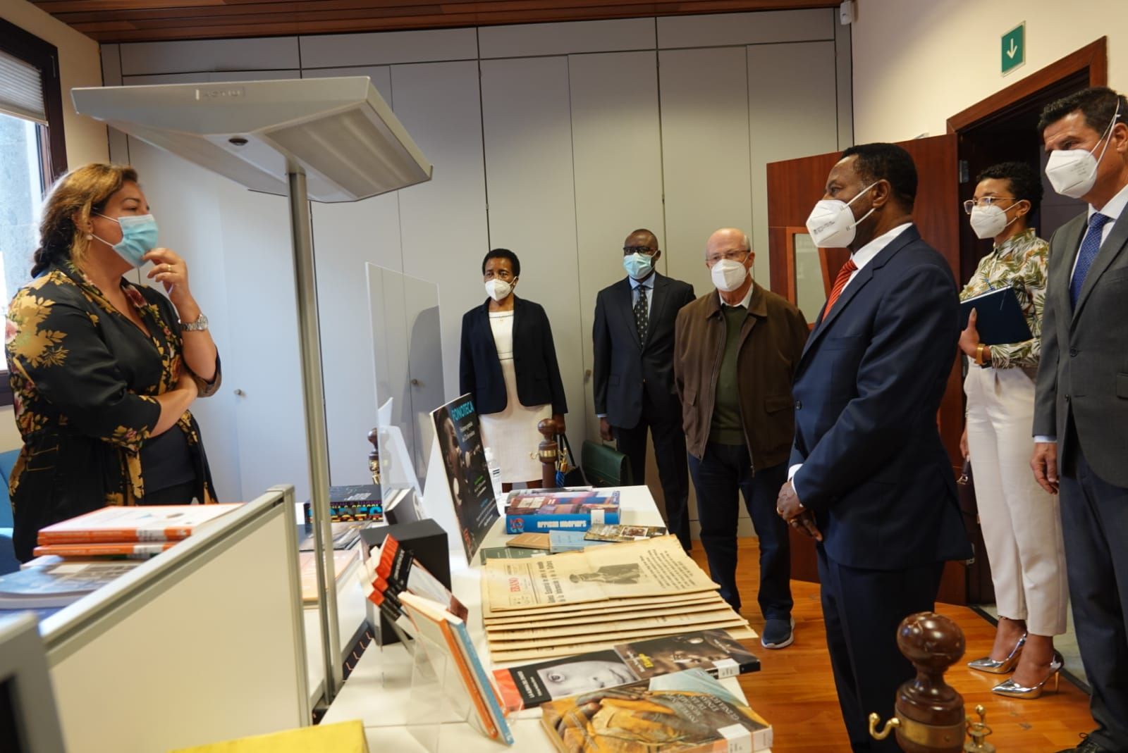 El embajador de Guinea Ecuatorial en España visita Casa África. Aquí la delegación en la mediateca de Casa África, que cuenta con numerosas publicaciones del país.