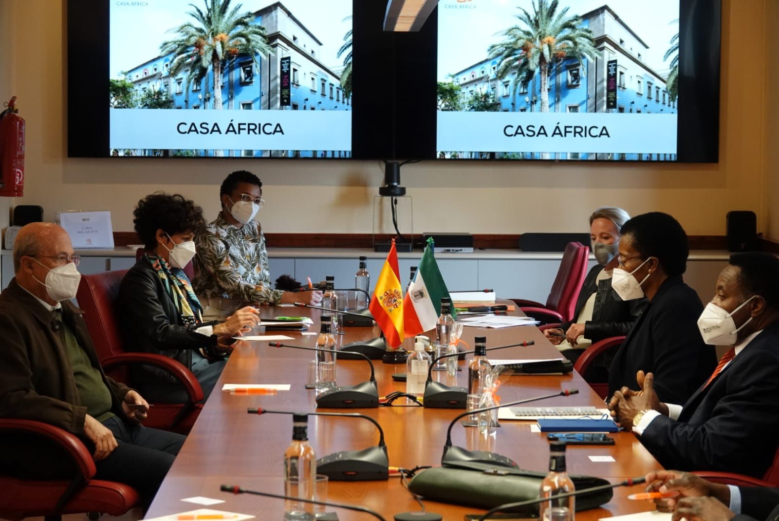 El embajador de Guinea Ecuatorial en España visita Casa África. Aquí la delegación en la Sala del Consejo de Casa África, donde conocieron los programas de la institución.